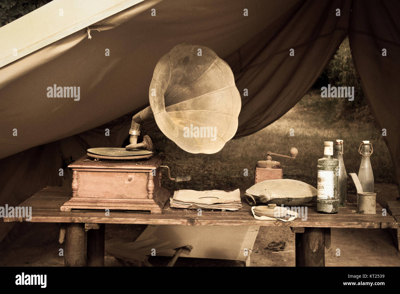 Camping Zelt mit einem alten Plattenspieler und verschiedene Objekte auf einem rustikalen Holztisch. Stockfoto