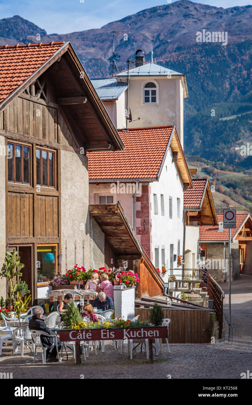 Ein Outdoor Restaurant Café Eis Kuchen im Dorf Glurns Glurns in Italien, Europa. Stockfoto