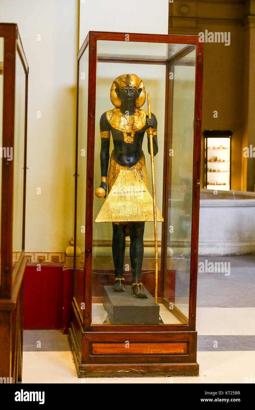 Eine lebensgroße Statue, eine von einem identischen Paar, sobald der Eingang des Königs Grab von Tutanchamun flankiert, Ägyptisches Museum der Antiquitäten, Kairo Stockfoto