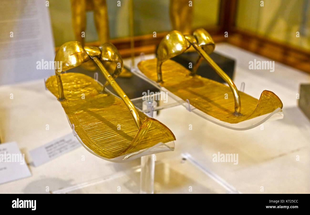 Ein paar goldene Sandalen in Königs Tutanchamun Grab gefunden, Ägyptisches Museum der Antiquitäten, Kairo Stockfoto