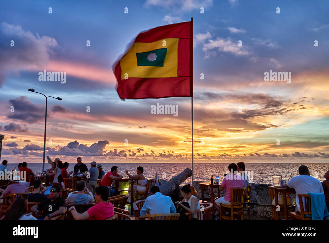 Wehende Flagge von Cartagena bei Sonnenuntergang am Cafe del Mar Stockfoto