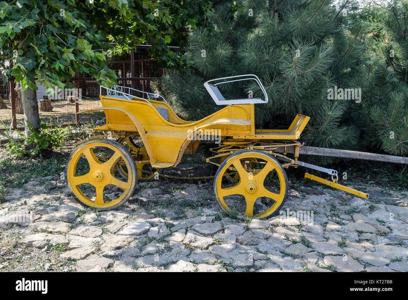 Alte gelbe Trainer. Der Wagen ohne Pferd Stockfoto