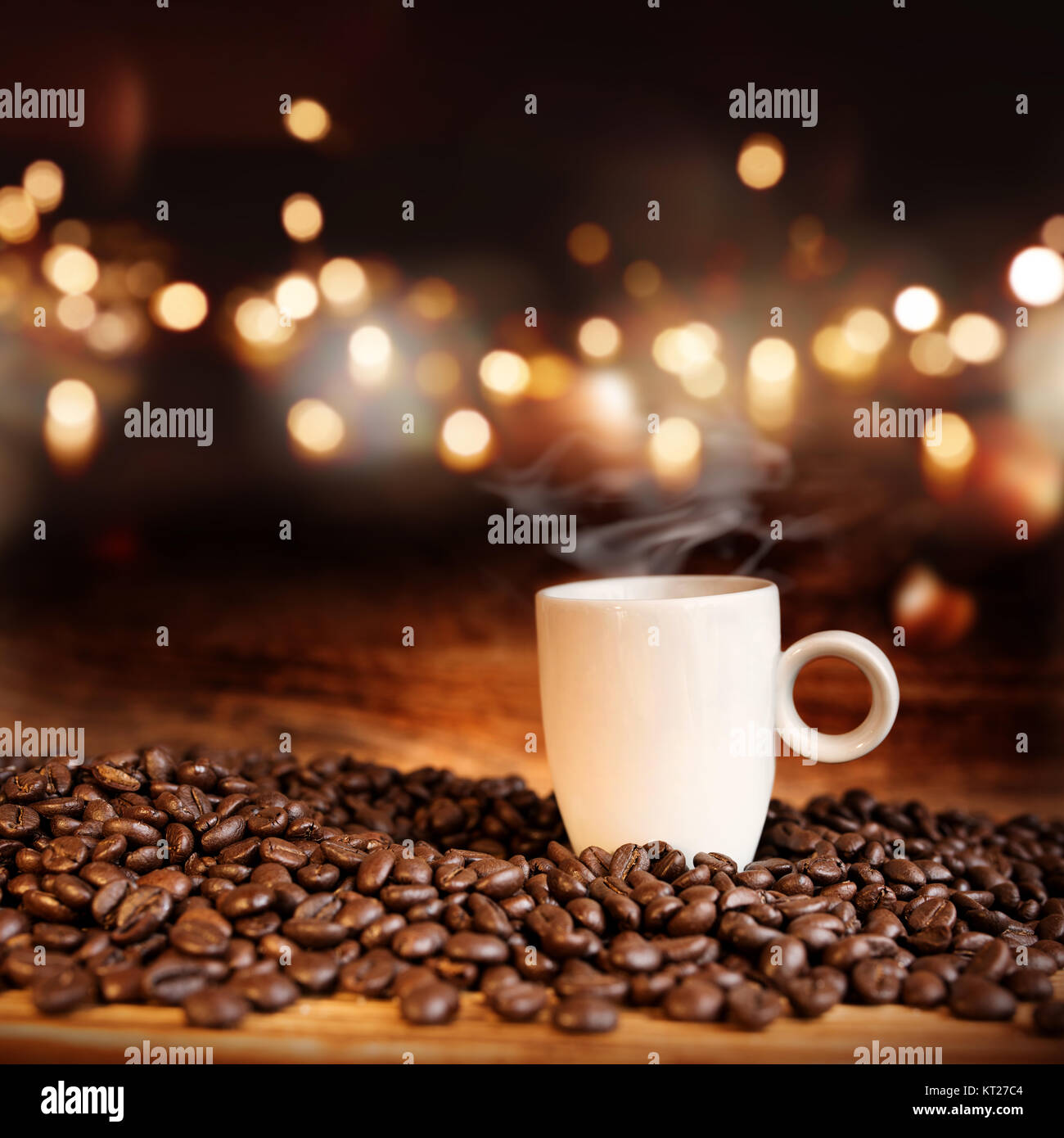 Noch immer leben mit einer dampfenden Tasse Espresso vor einem abstrakten Hintergrund mit Bokeh für eine Coffee house Konzept Stockfoto