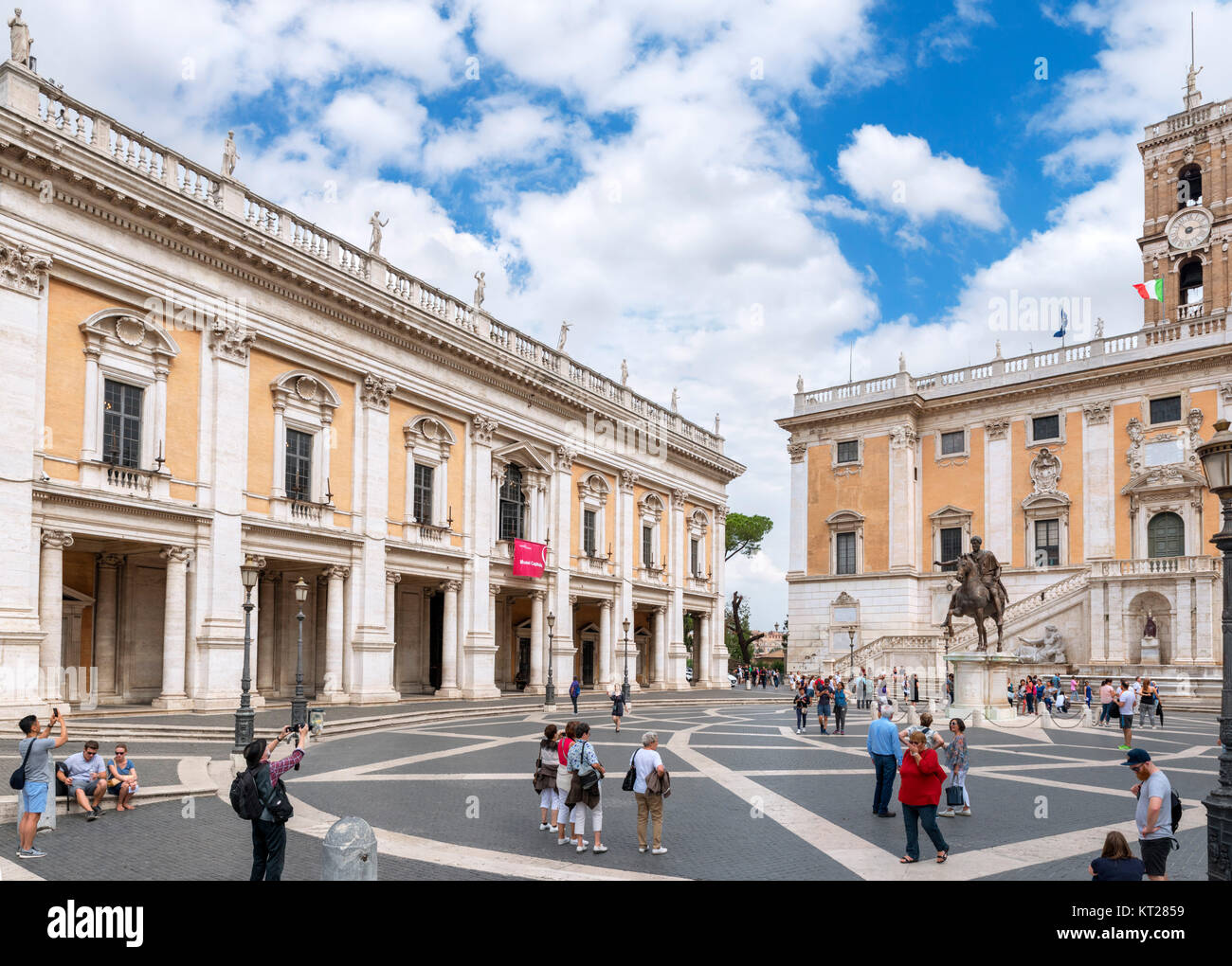 Palazzo Nuovo mit Palazzo Senatorenpalast nach rechts, die Kapitolischen Museen, der Piazza del Campidoglio in Rom, Italien Stockfoto