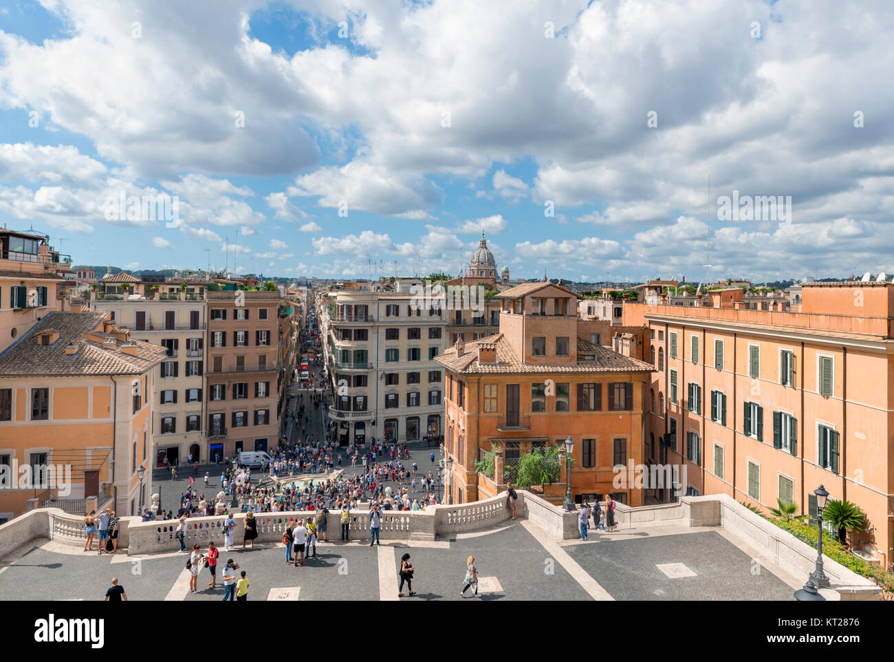 Blick von oberhalb der Spanischen Treppe, über die Piazza di Spagna und der Via dei Condotti, Rom, Italien suchen Stockfoto