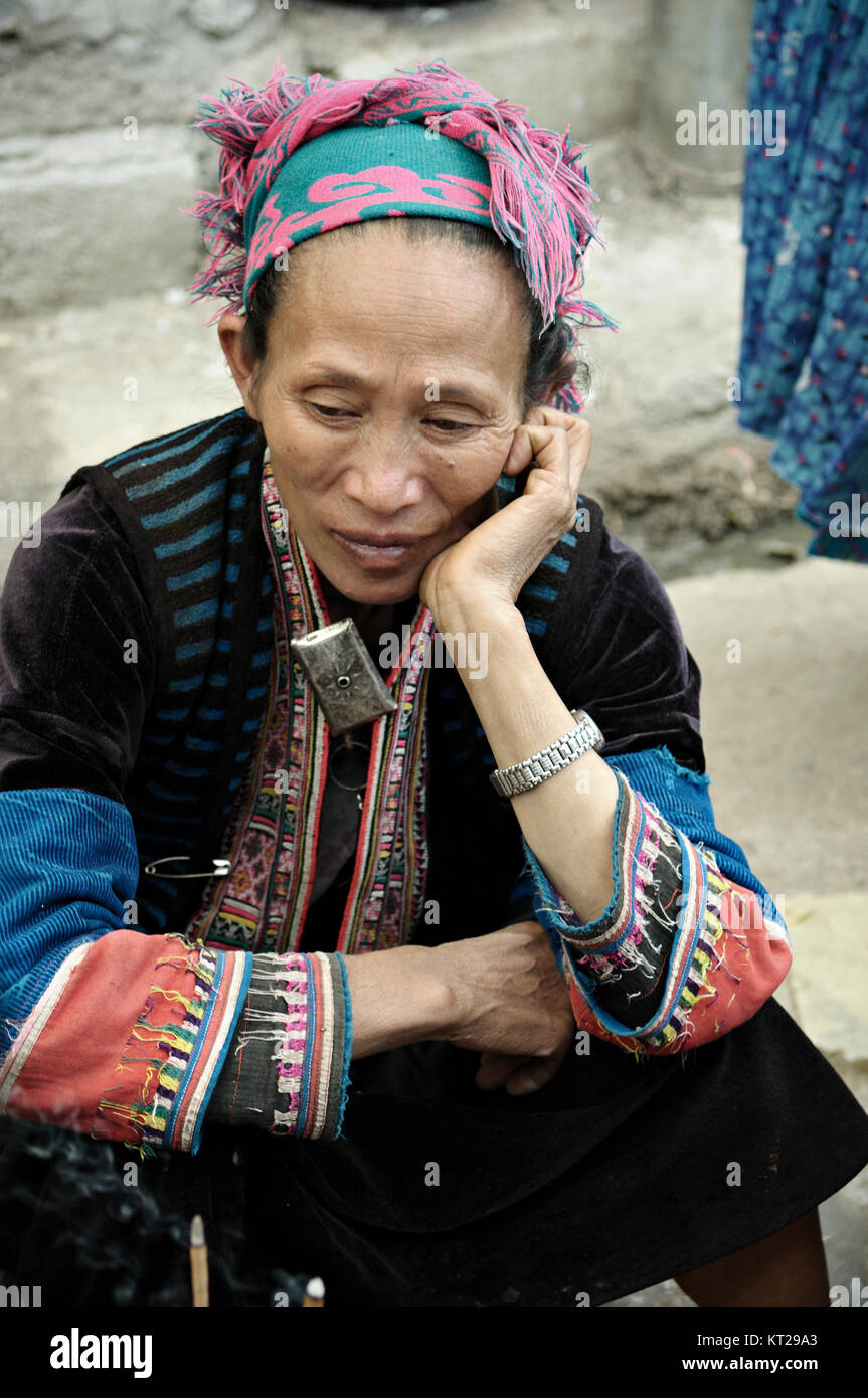 Tribeswoman bei Meo Vac Markt sitzend, Provinz Ha Giang, Vietnam Stockfoto