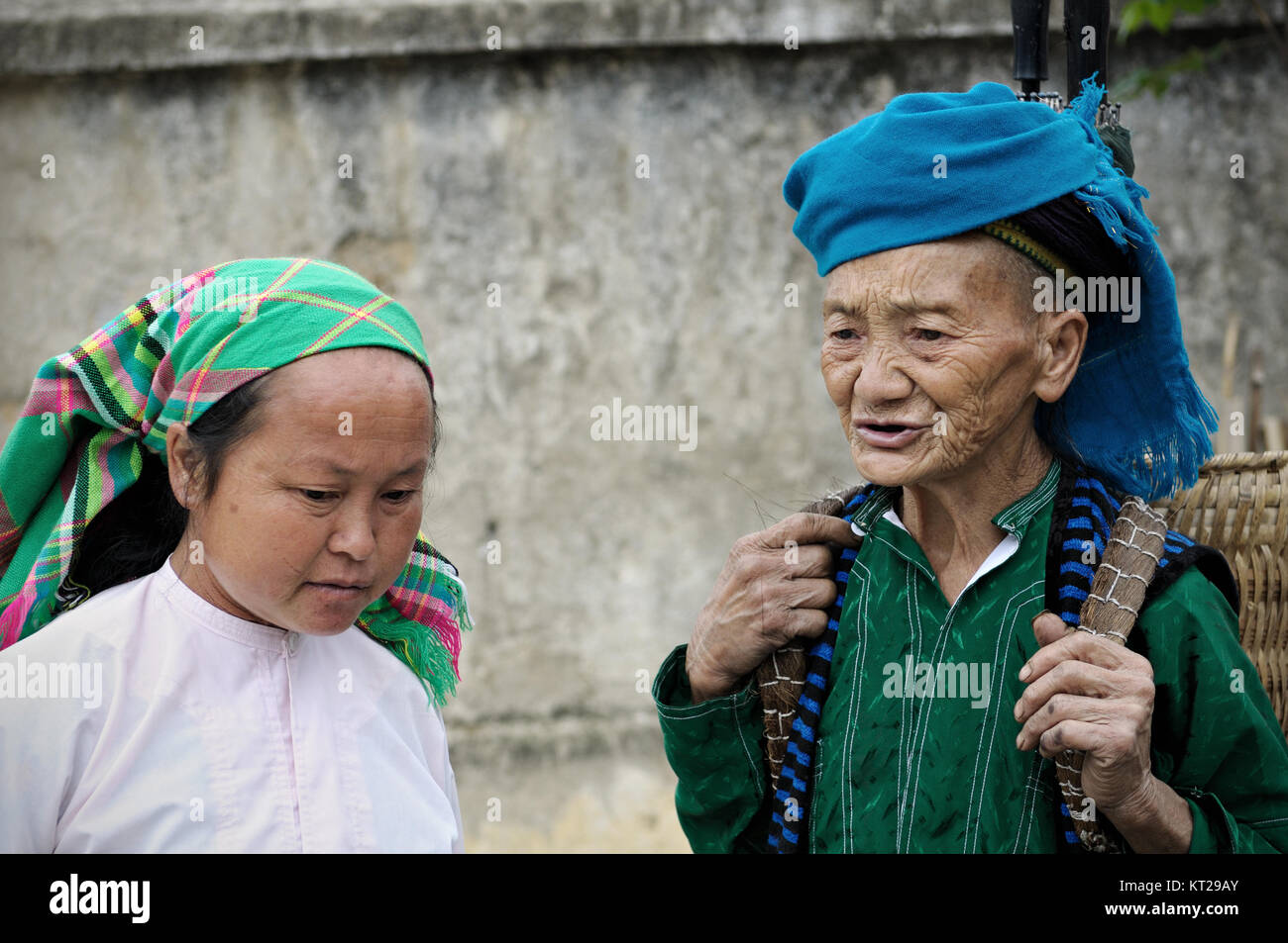 Zwei tribeswomen diskutieren Meo Vac, Provinz Ha Giang, Vietnam Stockfoto