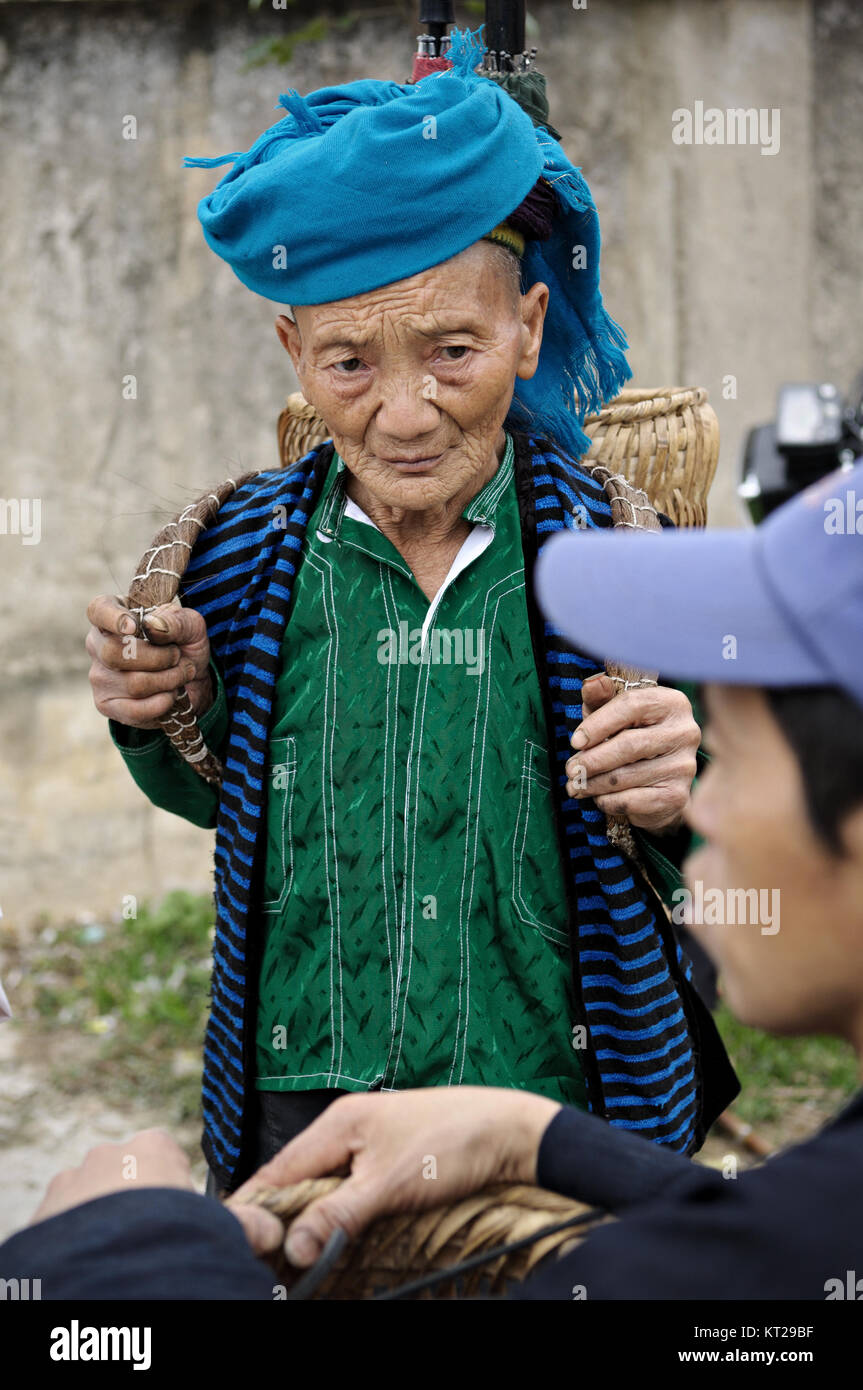 Gealterte Frau aus einer ethnischen Minderheit in Meo Vac, Provinz Ha Giang, Vietnam Stockfoto