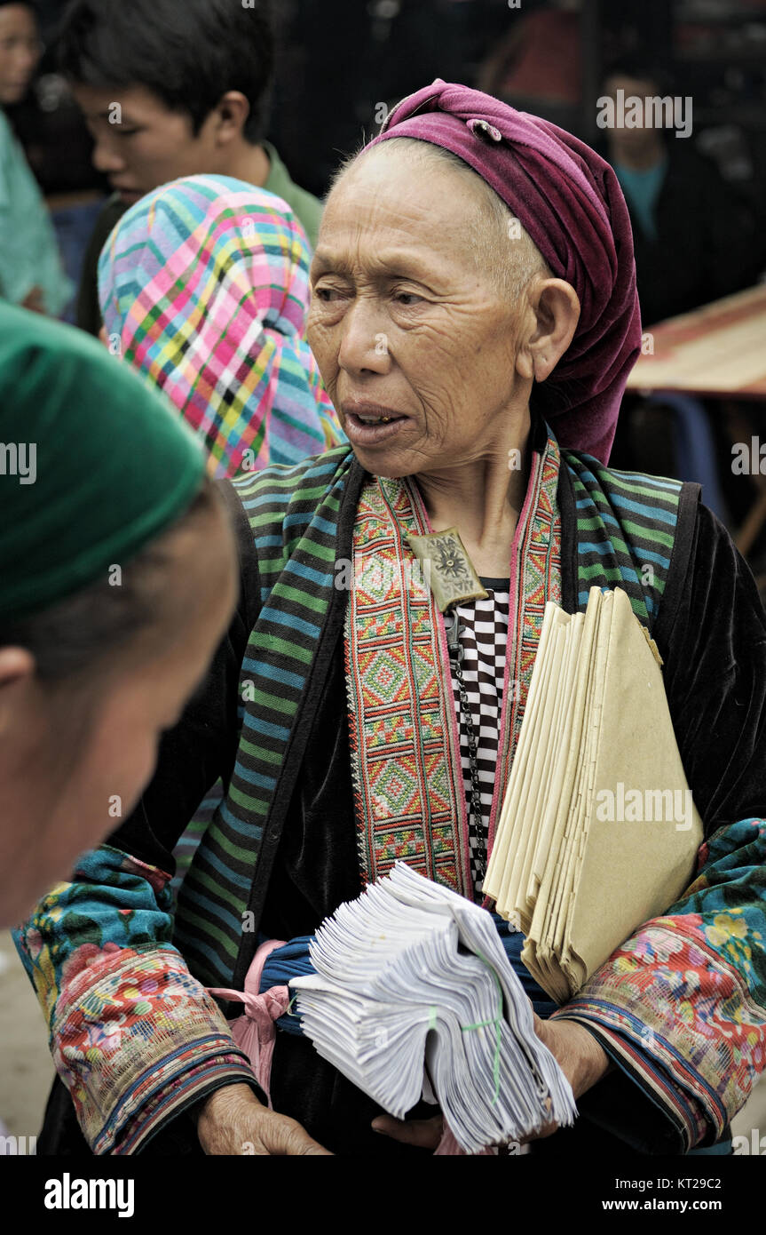 Ältere Frau aus einer ethnischen Minderheit holding Papiere in Meo Vac, Provinz Ha Giang, Vietnam Stockfoto