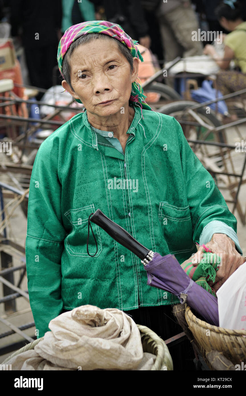 Tribeswoman mit grünem T-Shirt Denken in Meo Vac, Provinz Ha Giang, Vietnam Stockfoto