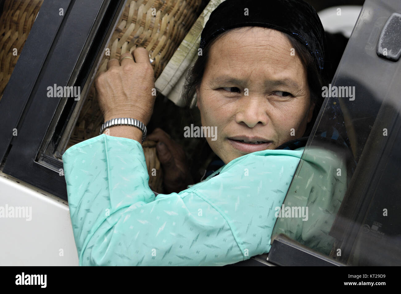 Vietnamesische Frau suchen aus einem Bus Fenster bei Meo Vac, Provinz Ha Giang, Vietnam Stockfoto