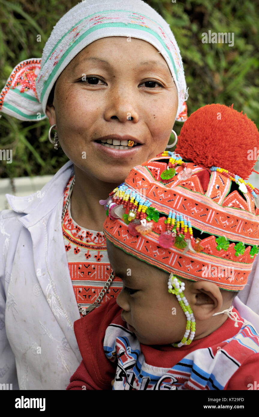 Porträt einer Frau mit Goldzahn und ihr Baby im Norden Vietnams Stockfoto