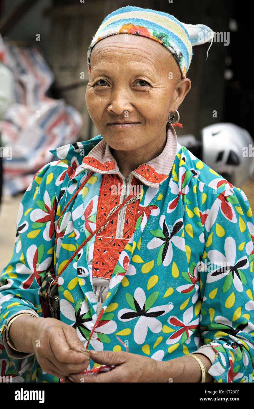 Porträt einer Frau mit rasierten Haare und Augenbrauen im Norden Vietnams Stockfoto