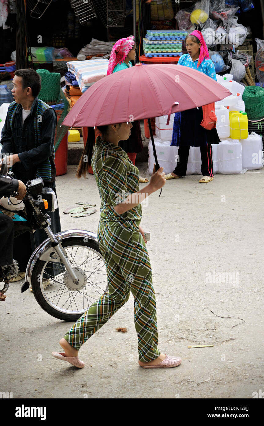 Junge Frau mit Sonnenschirm in der Meo Vac, Provinz Ha Giang, Vietnam Stockfoto