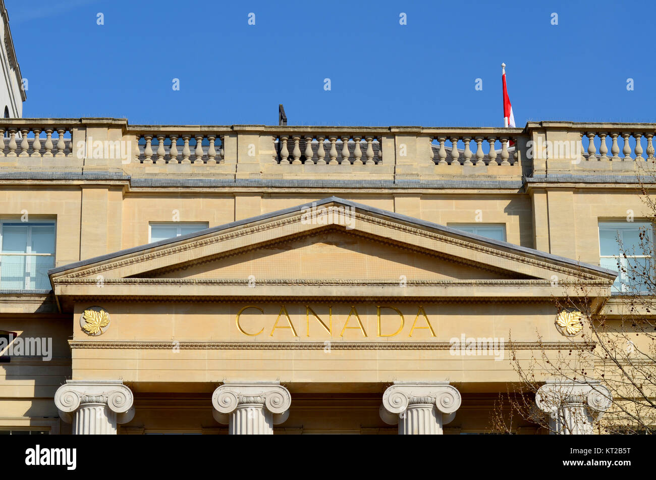 Kanada-Schriftzug auf dem Büro des Hohen Kommissars im Canada House, Trafalgar Square, London, Großbritannien Stockfoto