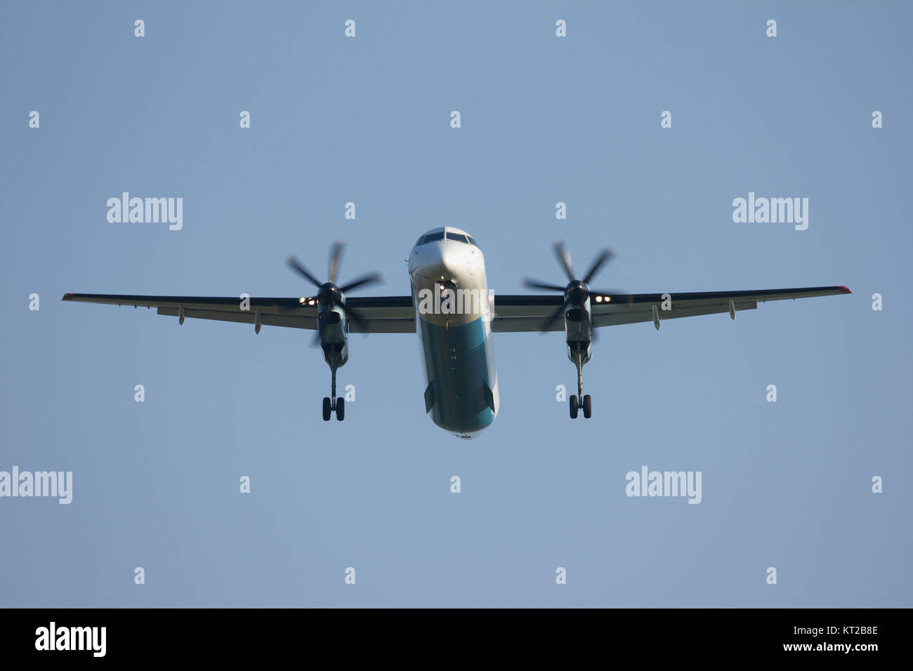 Flugzeug in der Luft im Landeanflug auf einem Flughafen in der Steiermark Stockfoto