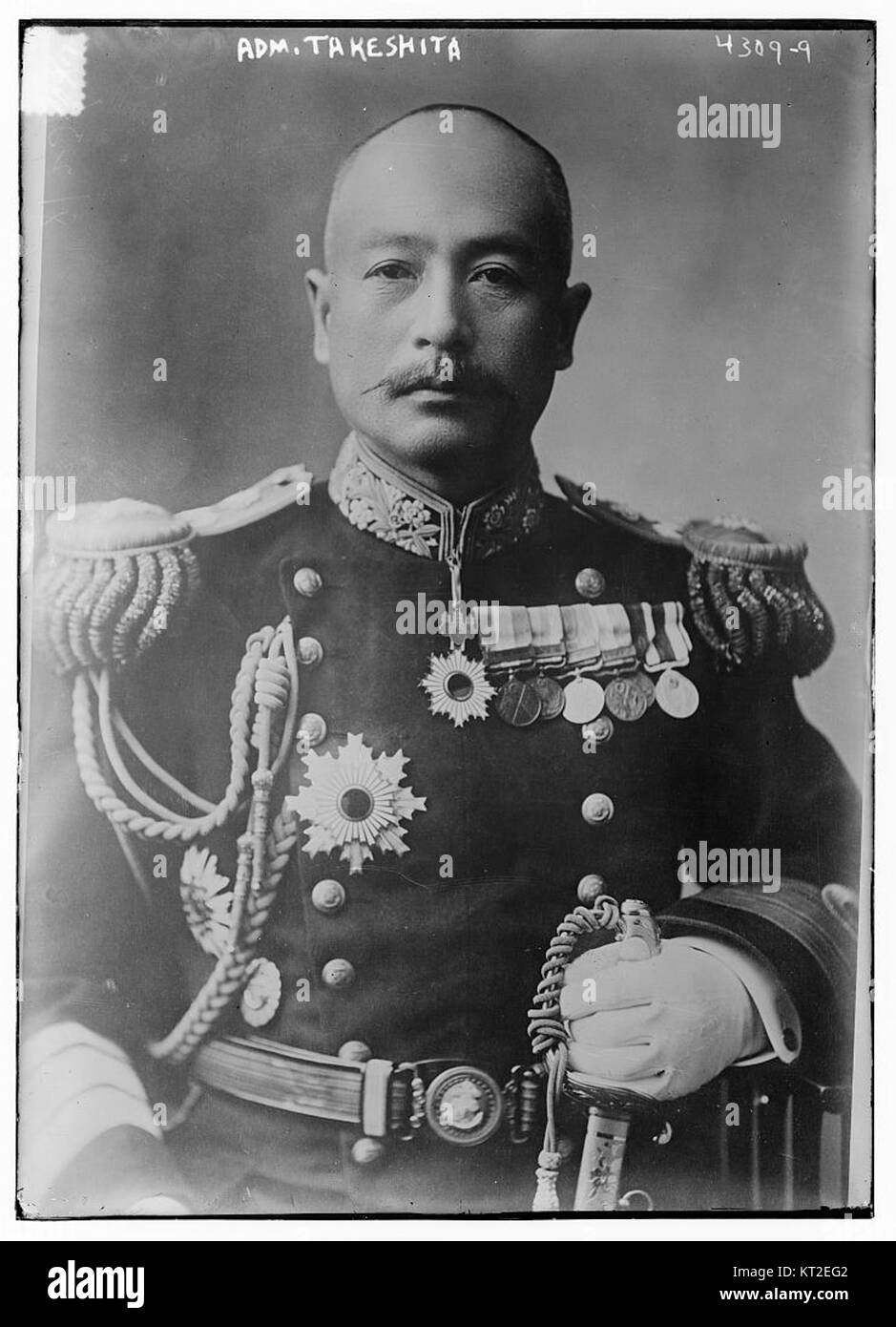 Admiral Takeshita, identifiziert mit der Referenznummer 21713741941, war ein militärischer Vertreter der japanischen Kaiserlichen Marine, der möglicherweise an Marineoperationen während des frühen 20. Jahrhunderts beteiligt war. Sein exakter Rang und seine Beiträge könnten mit der japanischen Militärgeschichte zusammenhängen. Stockfoto