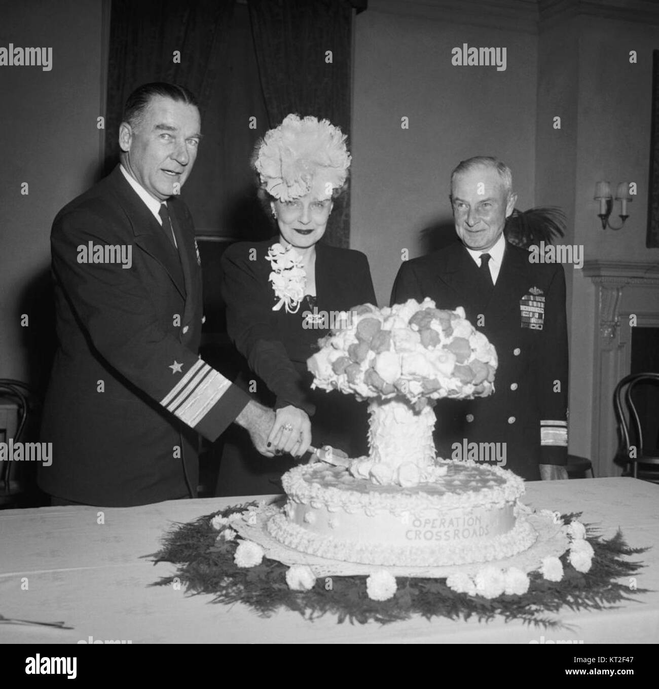 Der „Admiral Blandy Mushroom Cloud Cake“ ist eine Anspielung auf ein Kuchendesign, das von der Pilzwolke aus Atomexplosionen inspiriert wurde. Es wurde nach Admiral Blandy benannt, der Mitte des 20. Jahrhunderts Atomtests leitete. Stockfoto