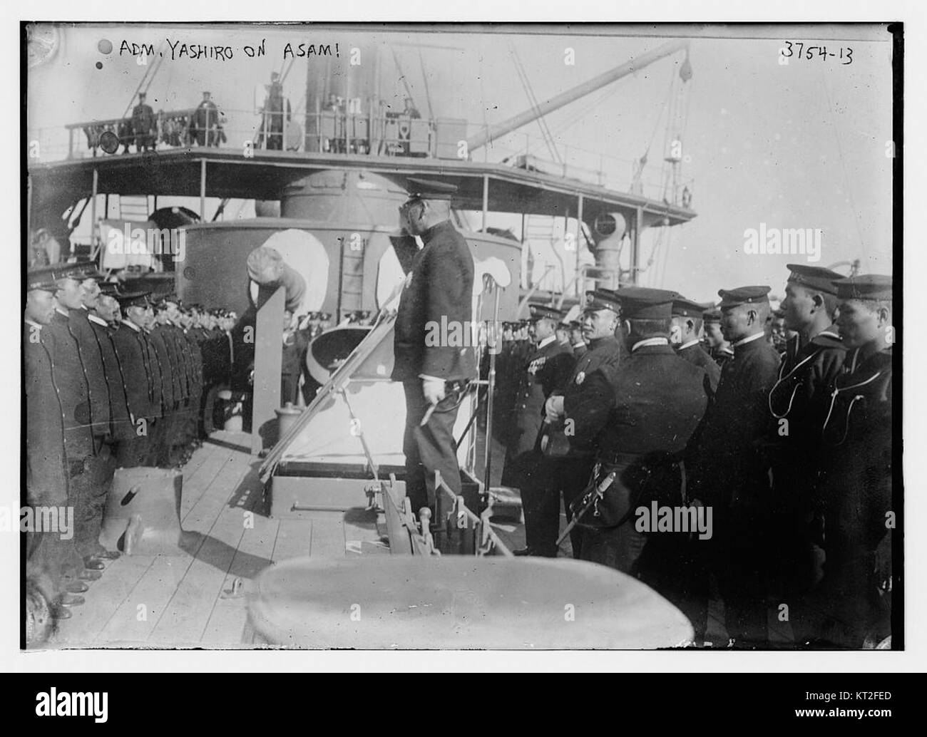 Admiral Yashiro ist eine prominente Figur in der japanischen Marinegeschichte, dargestellt an Bord der Azuma, einem schweren Kreuzer der Kaiserlichen Japanischen Marine. Die Azuma nahmen an verschiedenen Operationen des Zweiten Weltkriegs Teil, was die Bedeutung der Marinekraft während des Konflikts widerspiegelte. Stockfoto