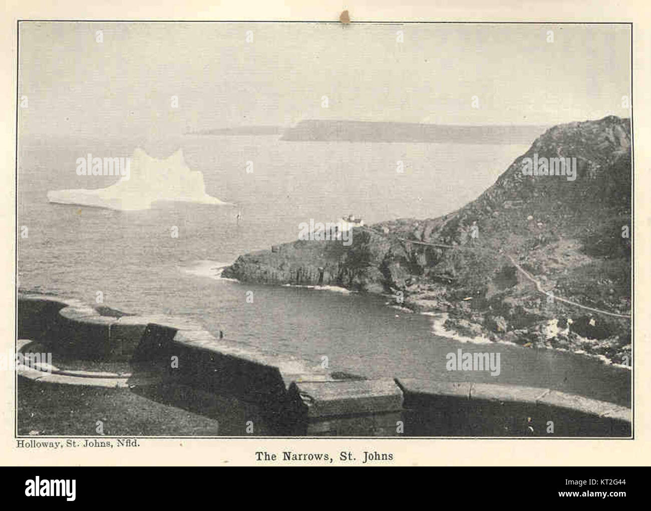 Ein Blick auf die Narrows in St. Johns, Neufundland, ein ikonischer Wasserweg, der für seine malerische Schönheit und historische Bedeutung bekannt ist. Die Gegend verfügt über dramatische Klippen und einen bemerkenswerten Hafeneingang. Stockfoto