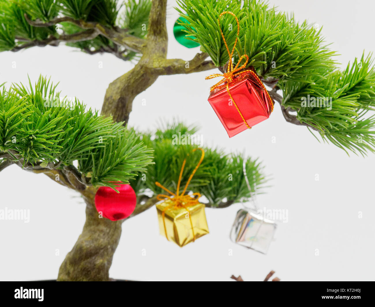 Weihnachtsdekoration oder Ornament hngen auf knstliche Bonsai Baum aus  Rot, Gold und Silber Geschenkbox auf weiem Hintergrund mit Konzept der  Stockfotografie - Alamy