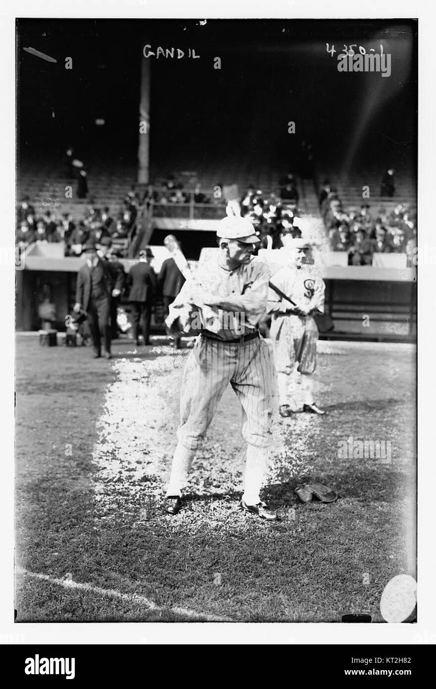 Chick Gandil, ein ehemaliger Baseballspieler, spielte für die Chicago White Sox in der American League. Er ist bekannt für seine Beteiligung am berüchtigten Black Sox Skandal von 1919, einem der umstrittensten Ereignisse in der Baseballgeschichte. Stockfoto