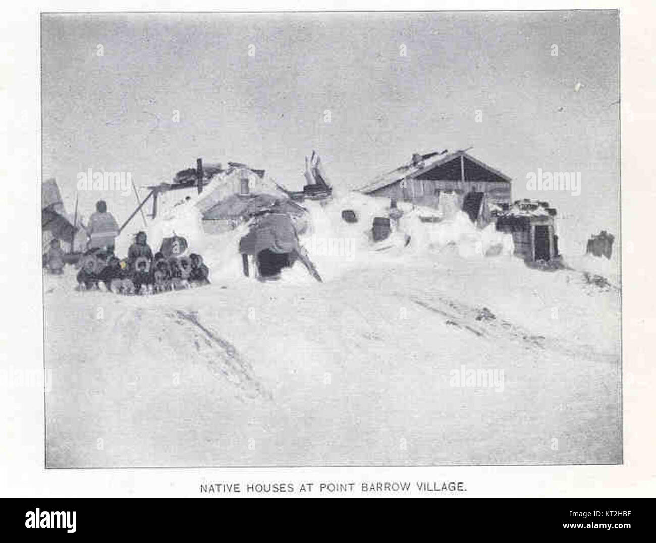 Dieses Foto zeigt die einheimischen Häuser in Point Barrow Village in Alaska. Das Bild betont die traditionelle Konstruktion dieser Wohnungen, die die Architektur und kulturelle Praktiken der Einheimischen Alaskas widerspiegelt. Stockfoto