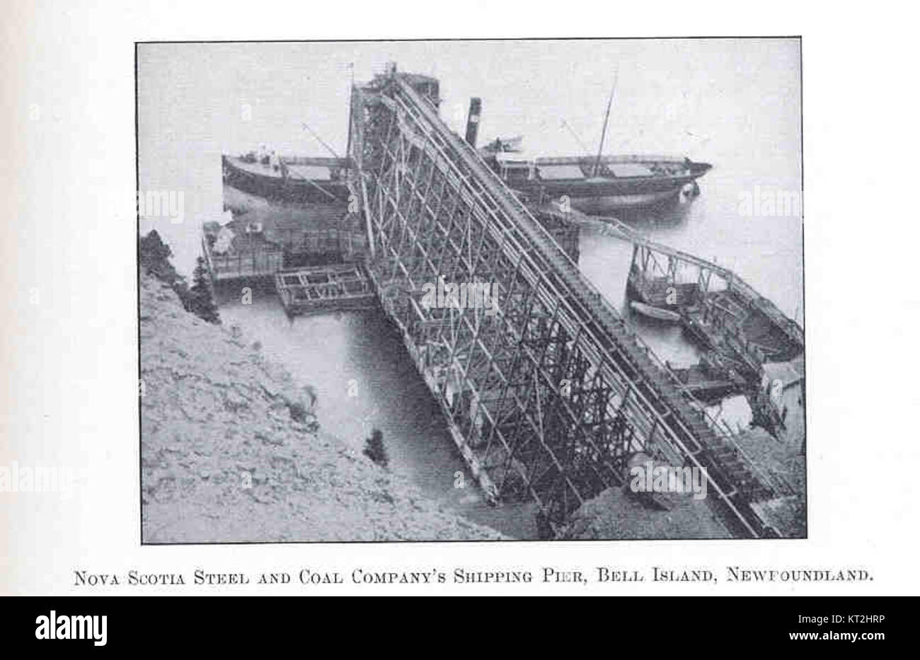 Dieses Foto zeigt die Schiffsanlegestelle der Nova Scotia Steel and Coal Company auf Bell Island, Neufundland. Der Pier war Teil des industriellen Betriebs der Insel während des frühen 20. Jahrhunderts und erleichterte den Export von Stahl und Kohle. Das Bild zeigt die industrielle Infrastruktur und das Küstenumfeld der Region. Stockfoto