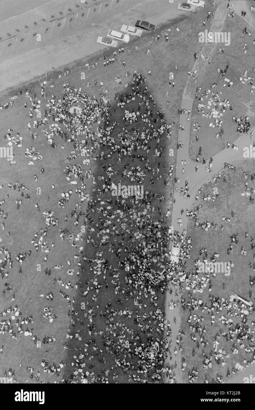 Dieses Luftbild zeigt eine Gruppe von Demonstranten in Washington, D.C. mit dem berühmten Washington Monument im Hintergrund. Das Bild unterstreicht die Bedeutung des Ortes für politische Demonstrationen und Bürgerrechtsbewegungen. Stockfoto