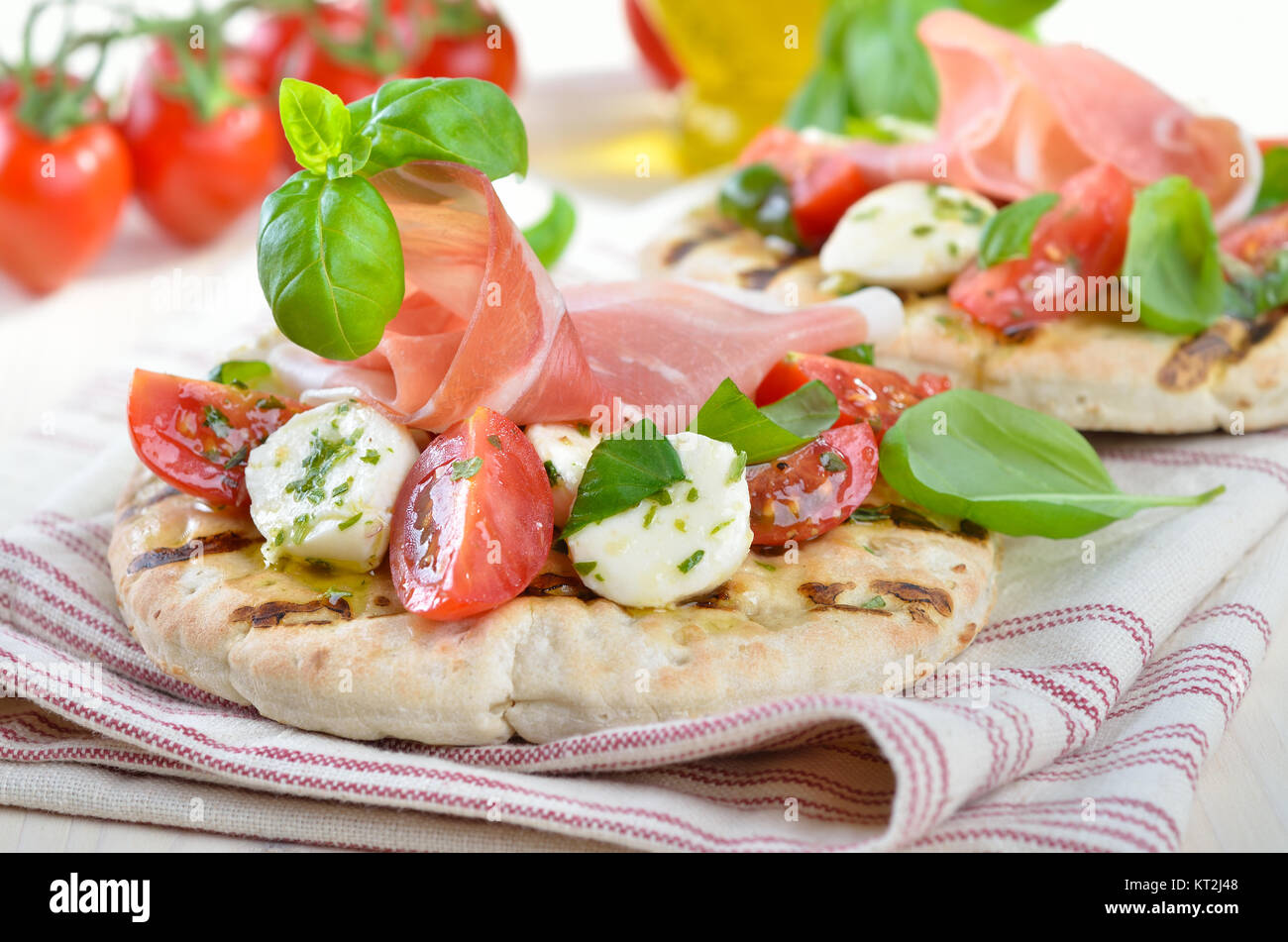 Pita Brot mit italienischer Schinken, Tomate, Mozzarella und Basilikum ...