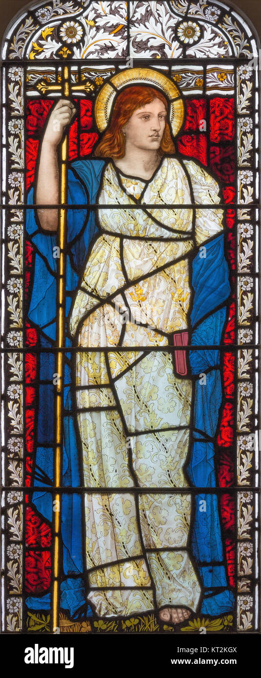 LONDON, Großbritannien - 17 September, 2017: Die symbolischen Kardinaltugend des Glaubens auf die Glasfenster in der Kirche St. Michael, Chester entfernt. Stockfoto