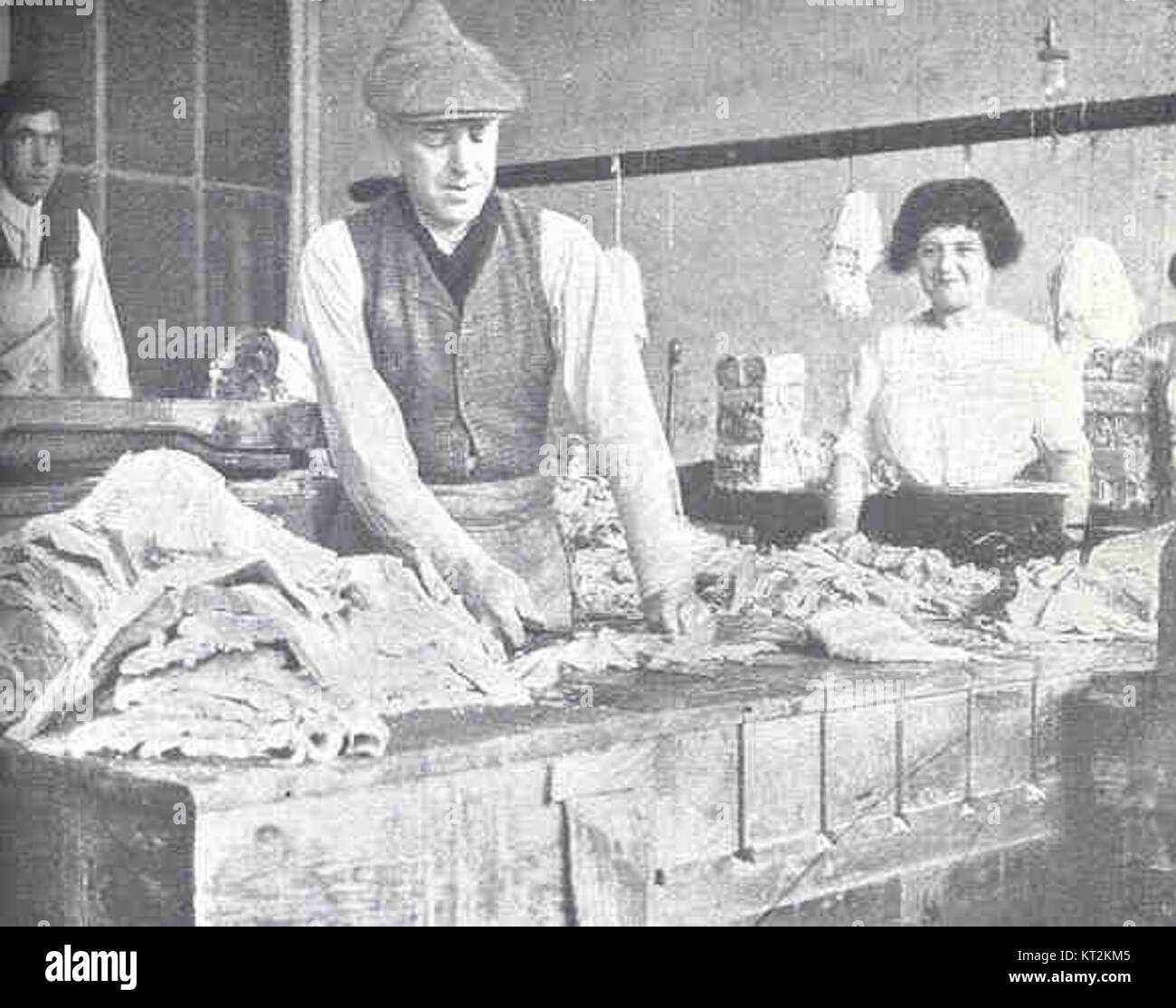 Die Position mit der Überschrift „36303 Schneidstreifen für die Herstellung von Kabeljauziegeln“ bezieht sich auf ein historisches Verfahren oder eine industrielle Praxis, die bei der Herstellung von Kabeljauziegeln verwendet wird, eine wichtige Technik im Bau oder Handel. Stockfoto