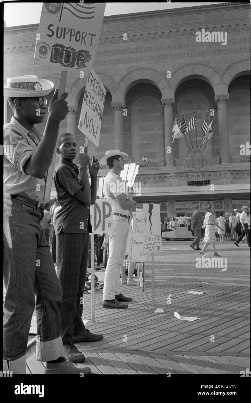 Anhänger der Mississippi Freedom Democratic Party, darunter afroamerikanische und weiße Aktivisten, protestieren bei der Demokratischen Nationalversammlung 1964 in Atlantic City, New Jersey, und treten für Bürgerrechte und politische Eingliederung ein. Stockfoto