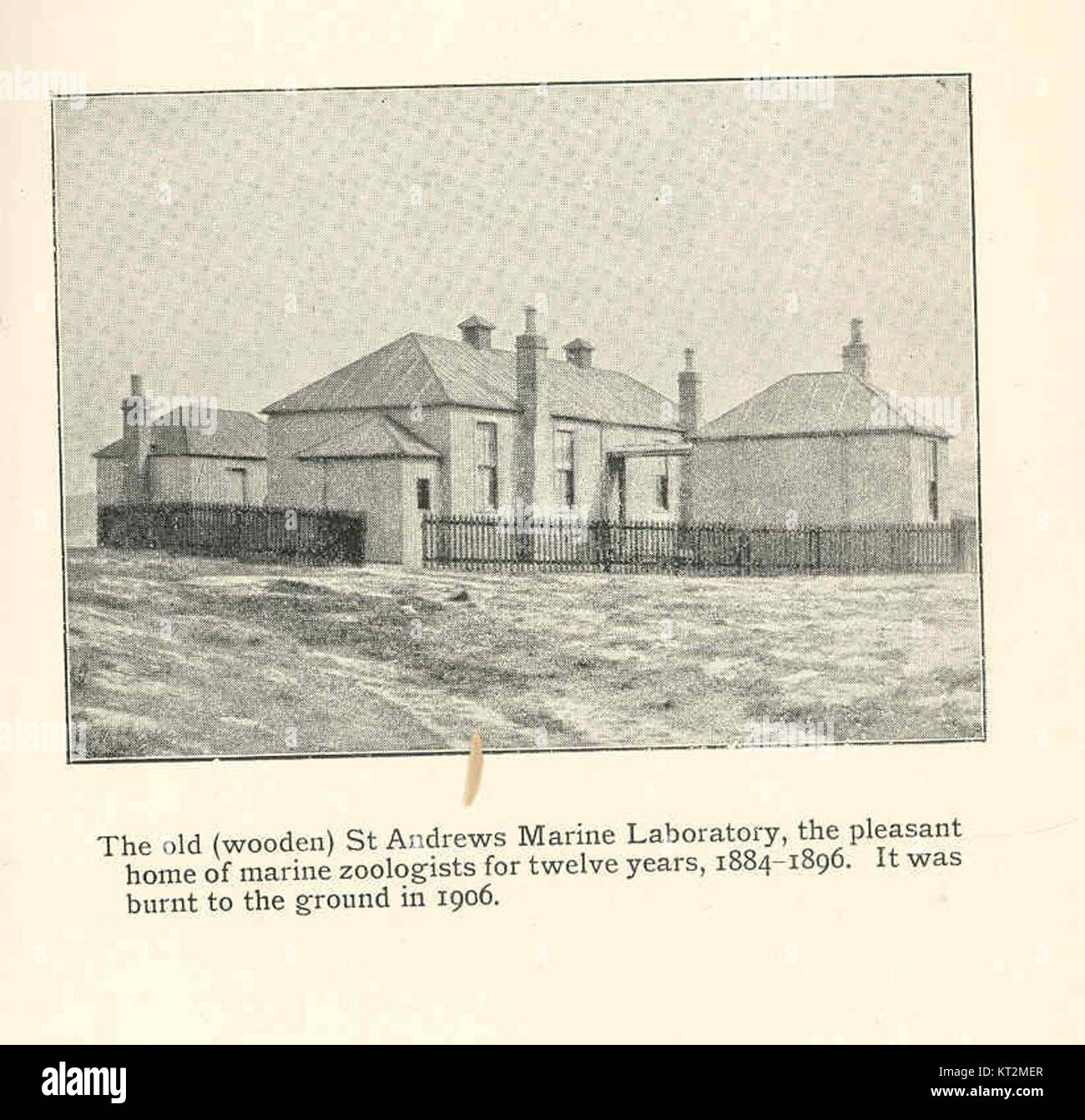 Das Old St. Andrews Marine Laboratory, das aus Holz gebaut wurde, diente von 1884 bis 1896 als Residenz und Forschungszentrum für Meereszoologen. Das Gebäude wurde schließlich durch einen Brand zerstört, was das Ende einer Ära der Meeresforschung in der Region bedeutete. Stockfoto