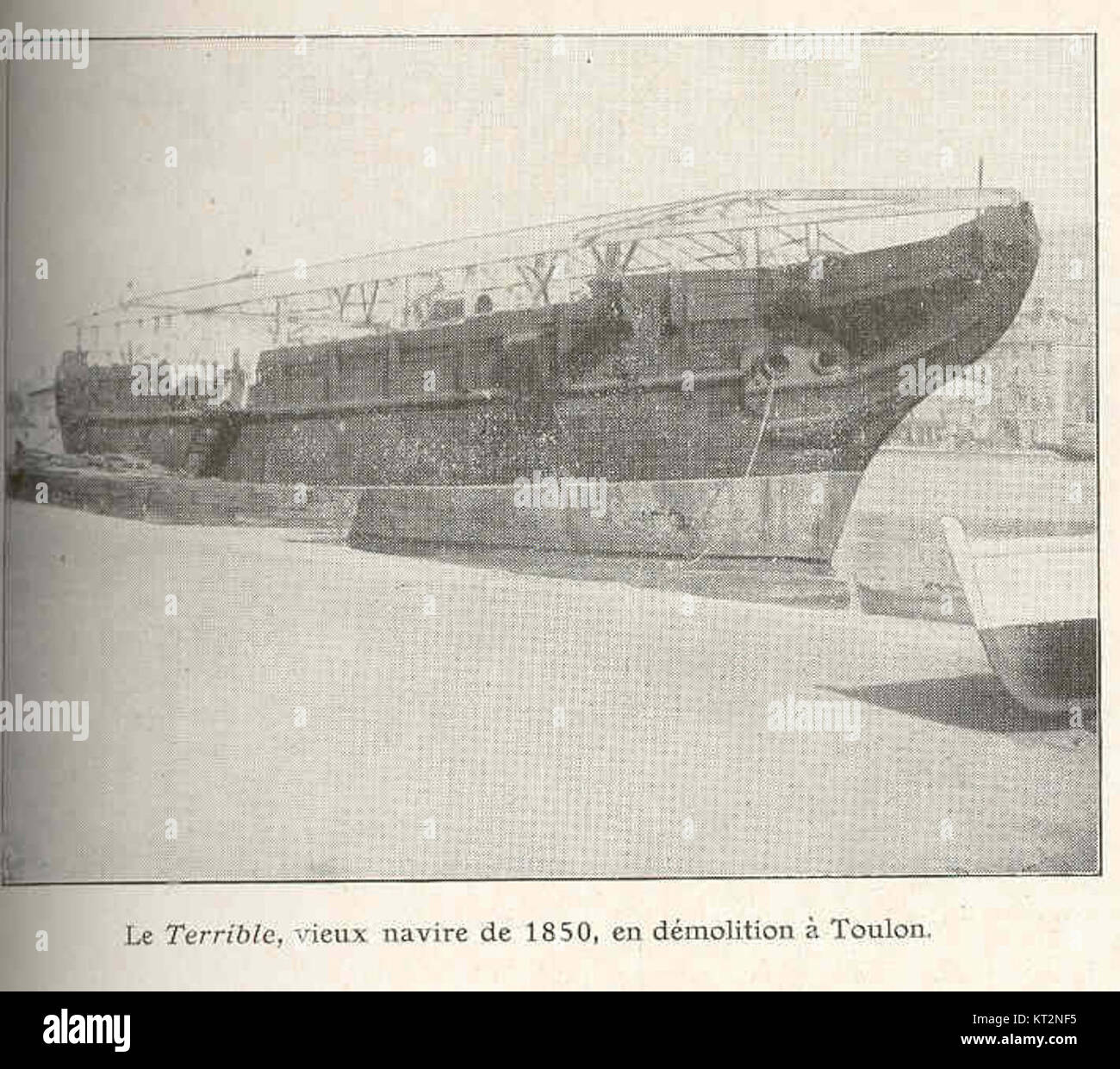 Die *schreckliche*, ein historisches französisches Marineschiff aus dem Jahr 1850, ist hier beim Abriss in Toulon dargestellt. Einst ein Symbol der Marinekraft, markiert die Stilllegung der shipâ das Ende ihres Dienstes in der französischen Marine und die Rolle der shipâ in der Geschichte der Marine. Stockfoto