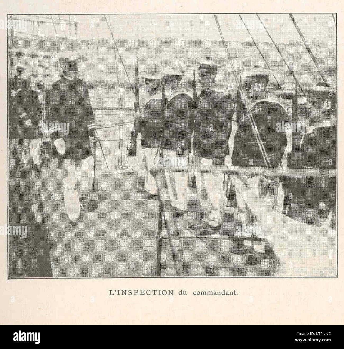 Ein Bild oder eine Aufzeichnung einer militärischen Inspektion, die von einem Befehlshaber geleitet wird, möglicherweise von einem historischen Ereignis oder einer militärischen Übung. Sie bietet Einblicke in militärische Praktiken und Führung. Stockfoto