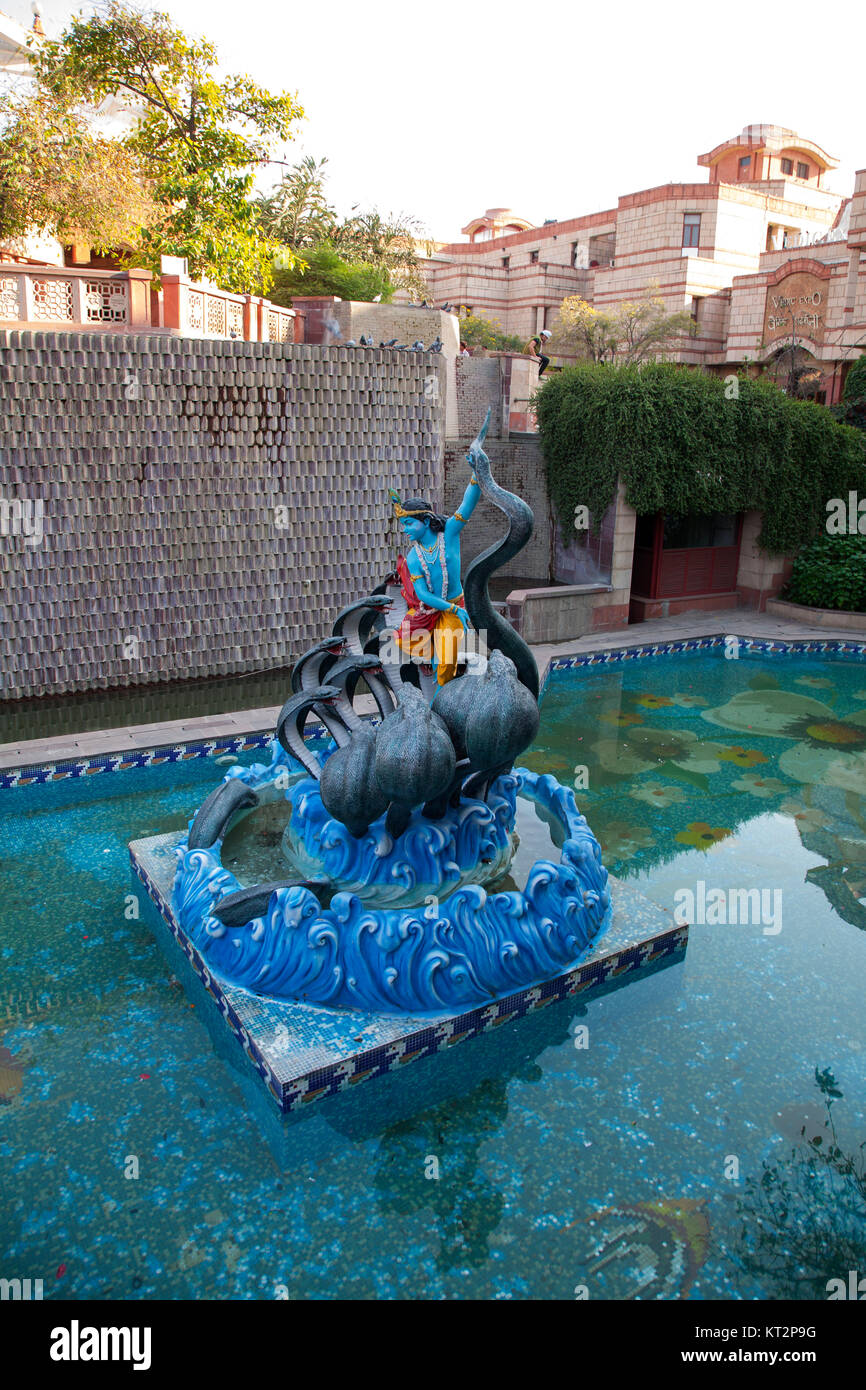 Lord Krishna und Kalia Naag Statue, Sri Sri Radha Parthasarathi Mandir ISKCON Tempel Stockfoto