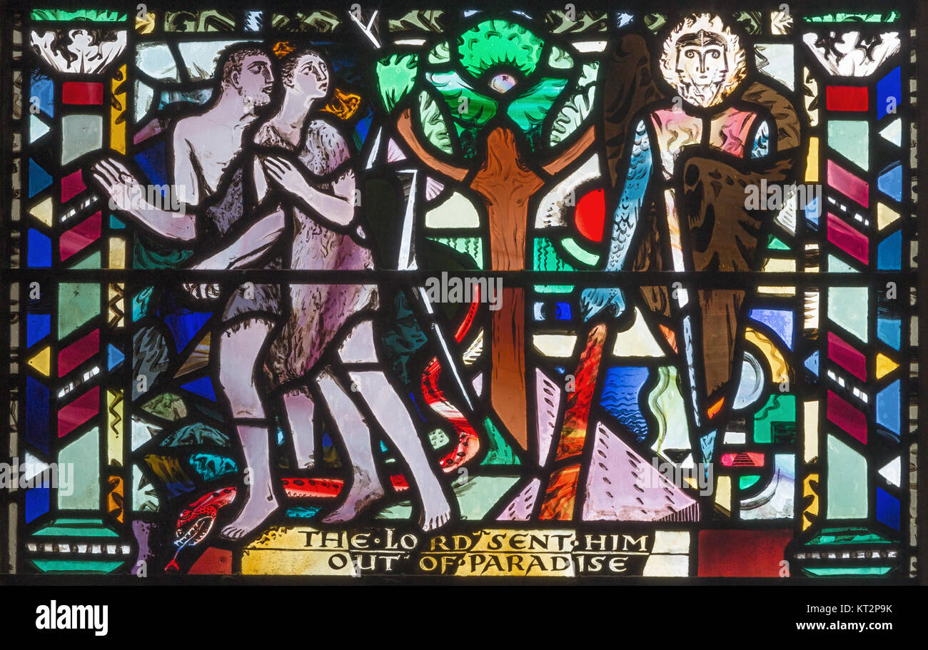 LONDON, Großbritannien - 16 September, 2017: Die Vertreibung von Adam und Eva aus dem Paradies auf die Glasfenster in der Kirche St Etheldreda Stockfoto
