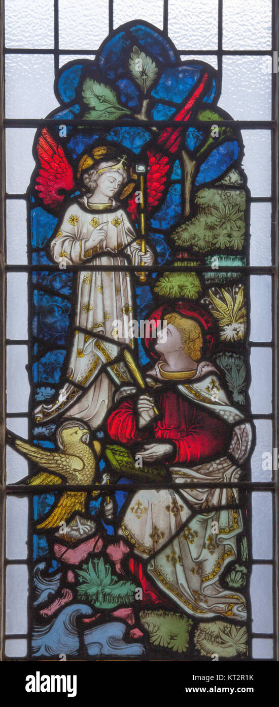 LONDON, Großbritannien - 19 September, 2017: Die St. Johannes der Evangelist bei der Vision von apokalipse auf die Glasmalereien in der Kirche St Mary Abt Stockfoto
