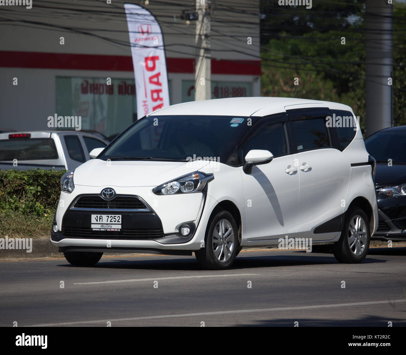 CHIANG MAI, THAILAND - 30. NOVEMBER 2017: Neues Produkt von Toyota Automobile Toyota Sienta Mini-MPV Van. Auf der straße Nr. 1001, 8 km von Chiang Mai City. Stockfoto