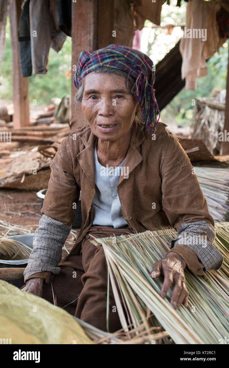 Portrait ältere Pa'O Frau tragen traditionelle ethnische Kopftuch-verbot macht palm leaf Körbe mit ihren Händen in einem Dorf auf den Hügeln von Inle See Stockfoto