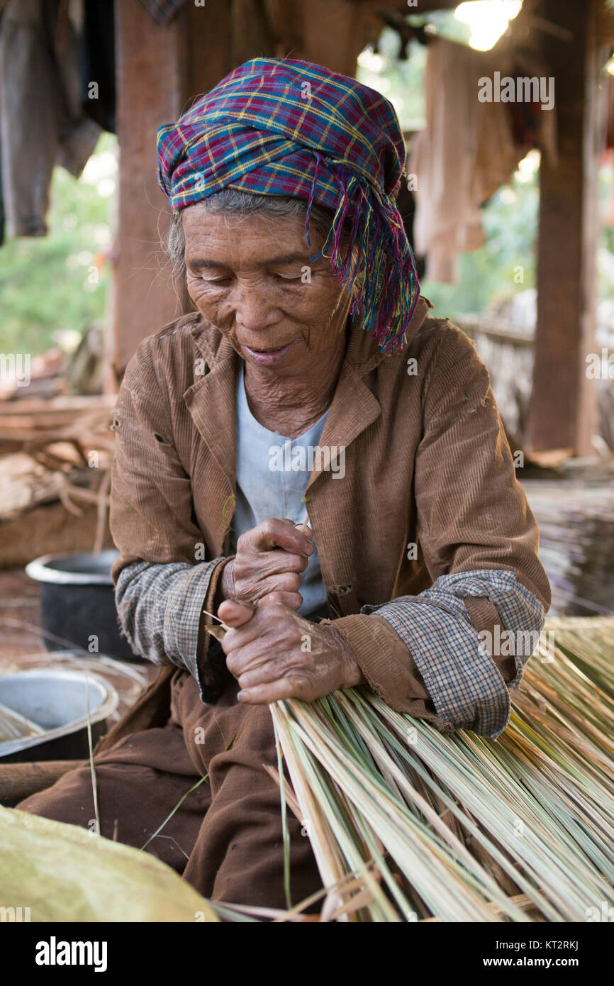 Portrait ältere Pa'O Frau Weberei Palmblättern Körbe Körbe zu ihrem Dorf auf den Hügeln von Inle See zu machen Stockfoto
