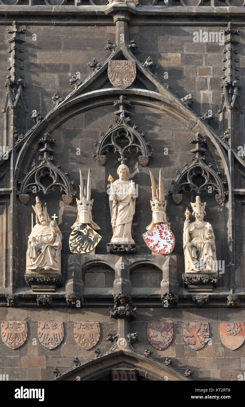 Die gotischen Statuen von Heiligen und Könige an der Brücke, Turm der Karlsbrücke, Prag Stockfoto