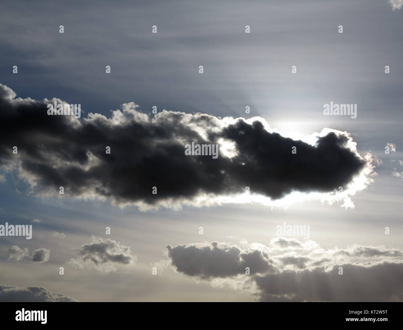 Dunkle Wolke am Himmel der Hintergrundbeleuchtung Stockfoto