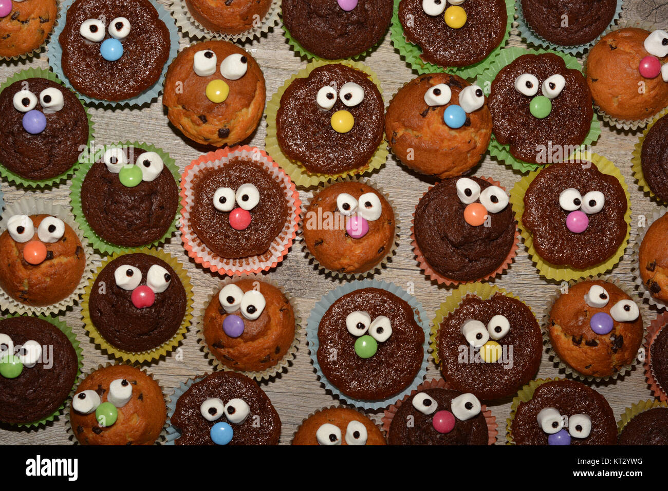 Lustige Party-Muffins mit Gesichtern Stockfoto
