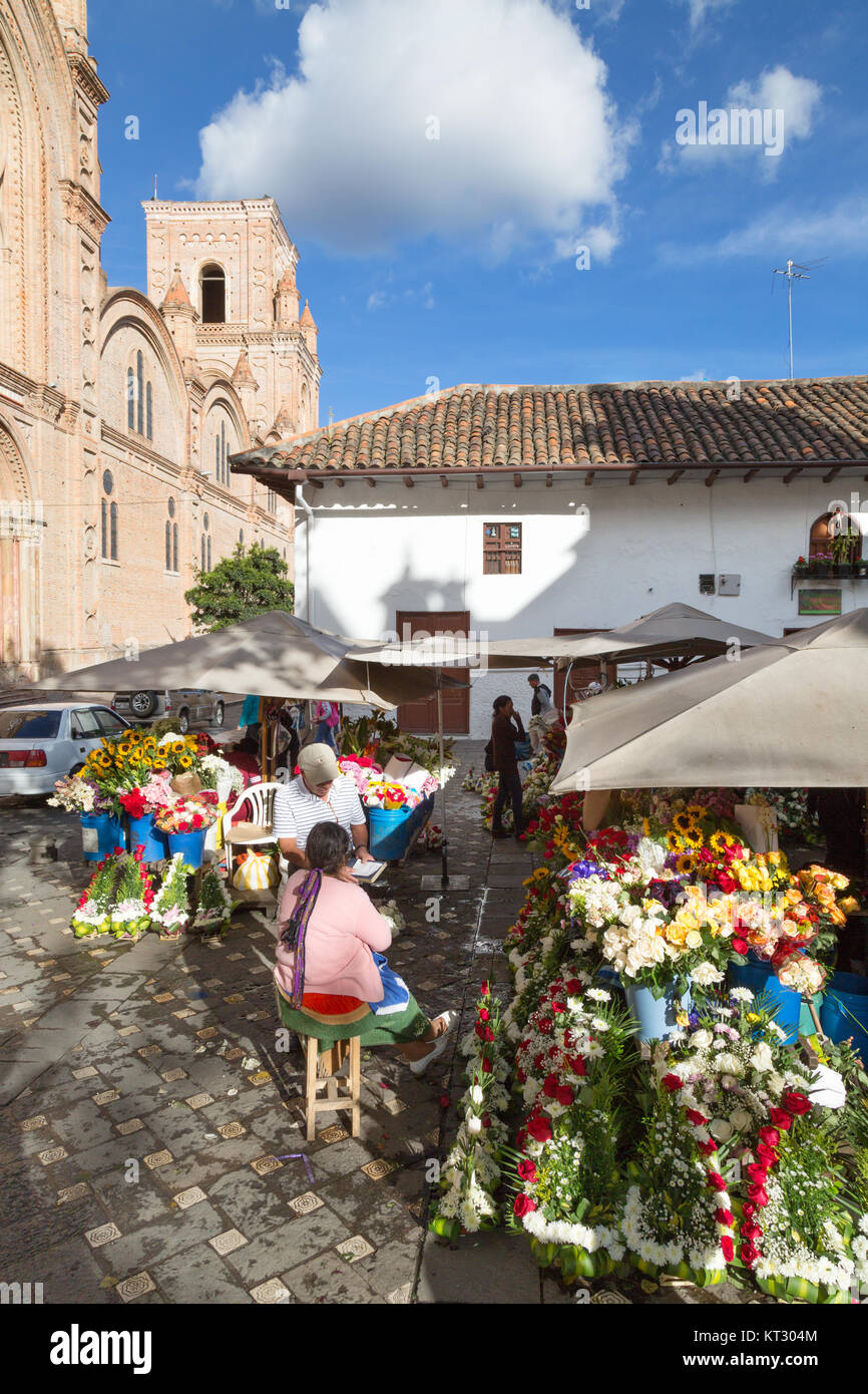 Cuenca Ecuador Südamerika - Marktstände Blumen verkaufen am Blumenmarkt, Cuenca, UNESCO-Weltkulturerbe, Ecuador Südamerika Stockfoto