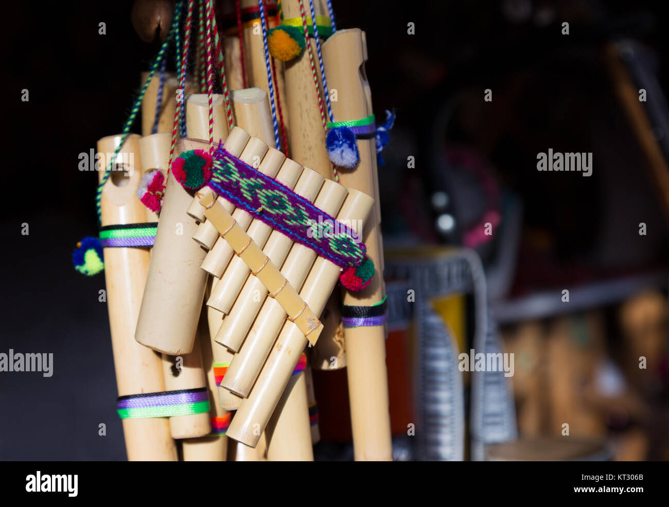 Pan Pipes oder Panflöte - Traditionelle südamerikanische Musikinstrumente zum Verkauf, Ecuador Südamerika Stockfoto