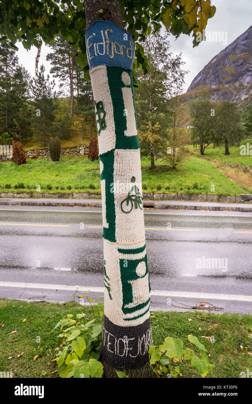 Kammgarn Strickwaren deckt Baumstämme am Eidfjord in Norwegen Stockfoto