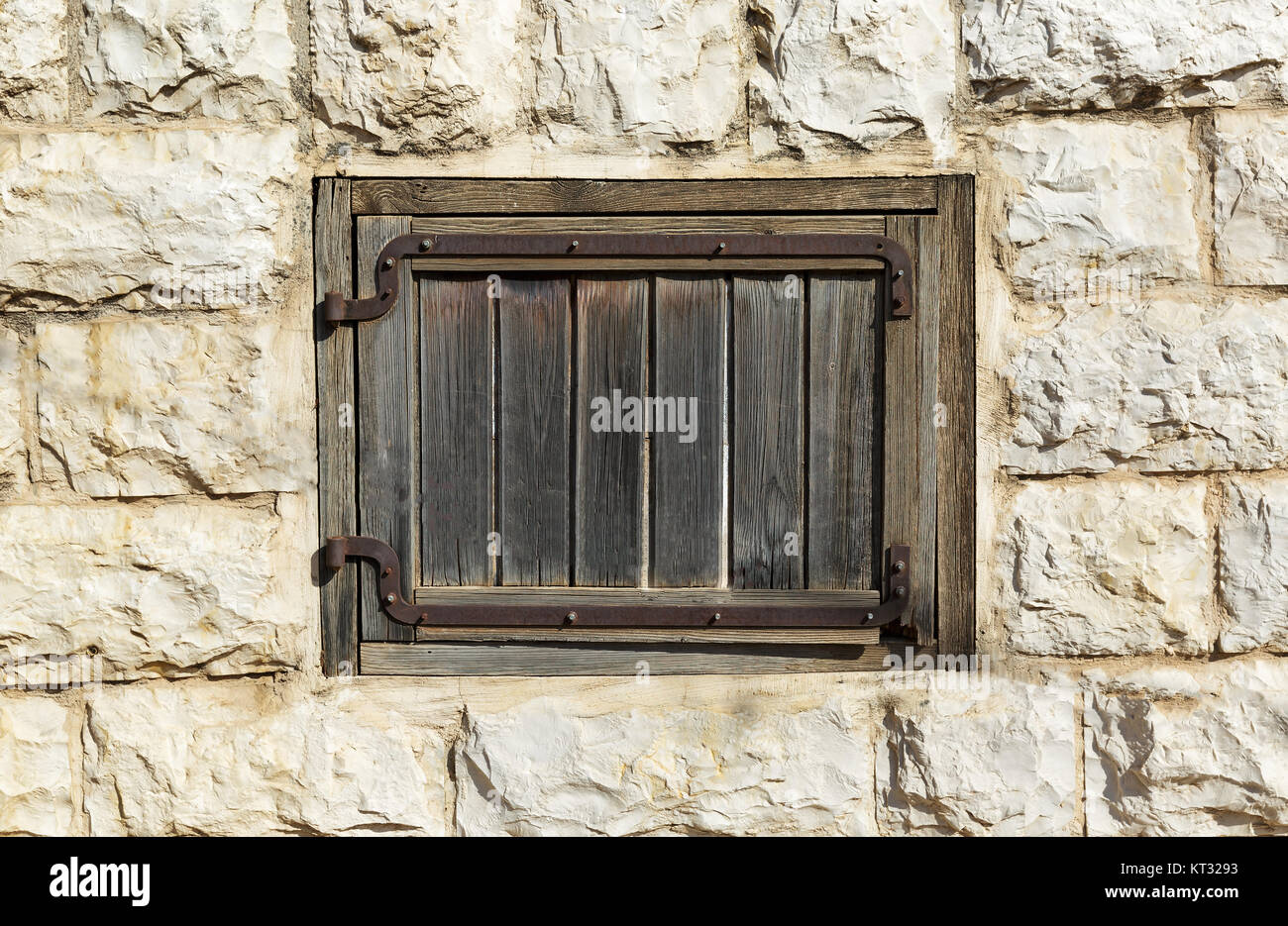 Alte Holz- Fenster auf eine Mauer aus Stein Stockfoto