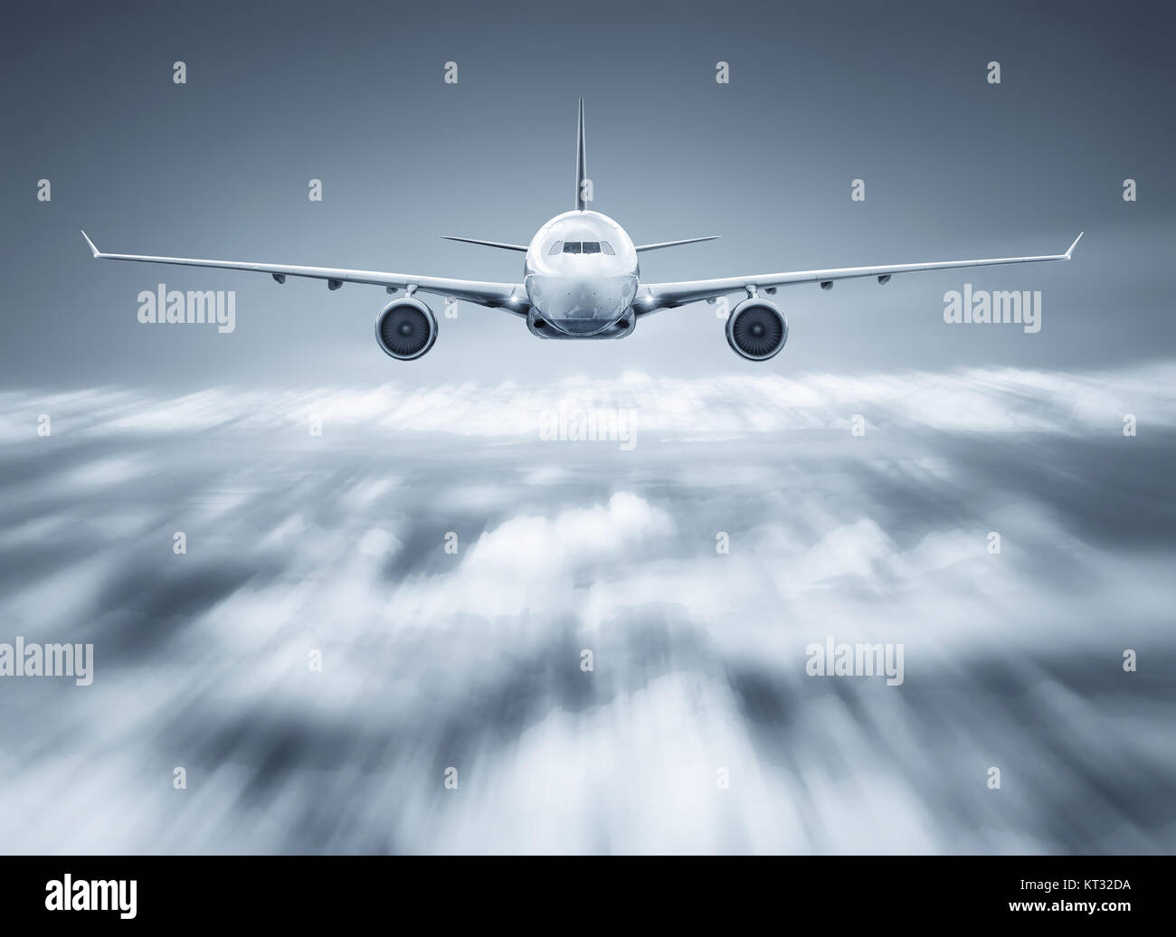 Airliner über den Wolken Stockfoto
